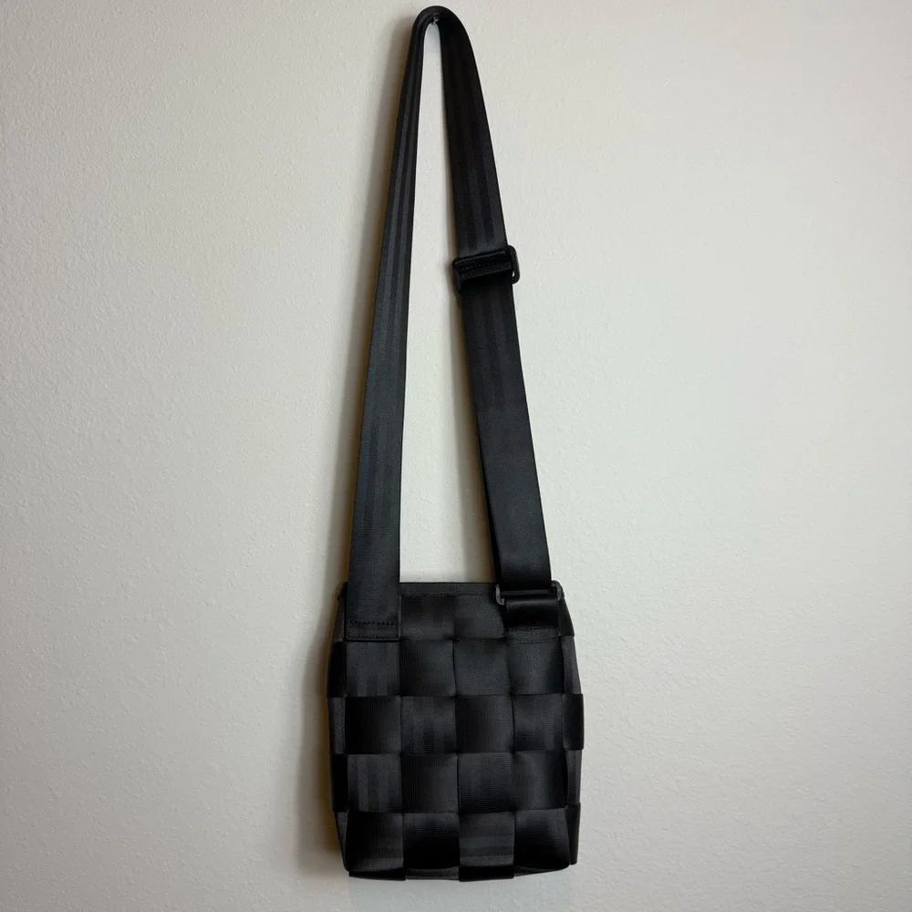 Harvey’s Vintage Original Seatbelt Crossbody Mini Messenger Bag Adjustable Black - Picture 3 of 5